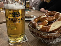 まずはビールとプレッツェルでプロースト！